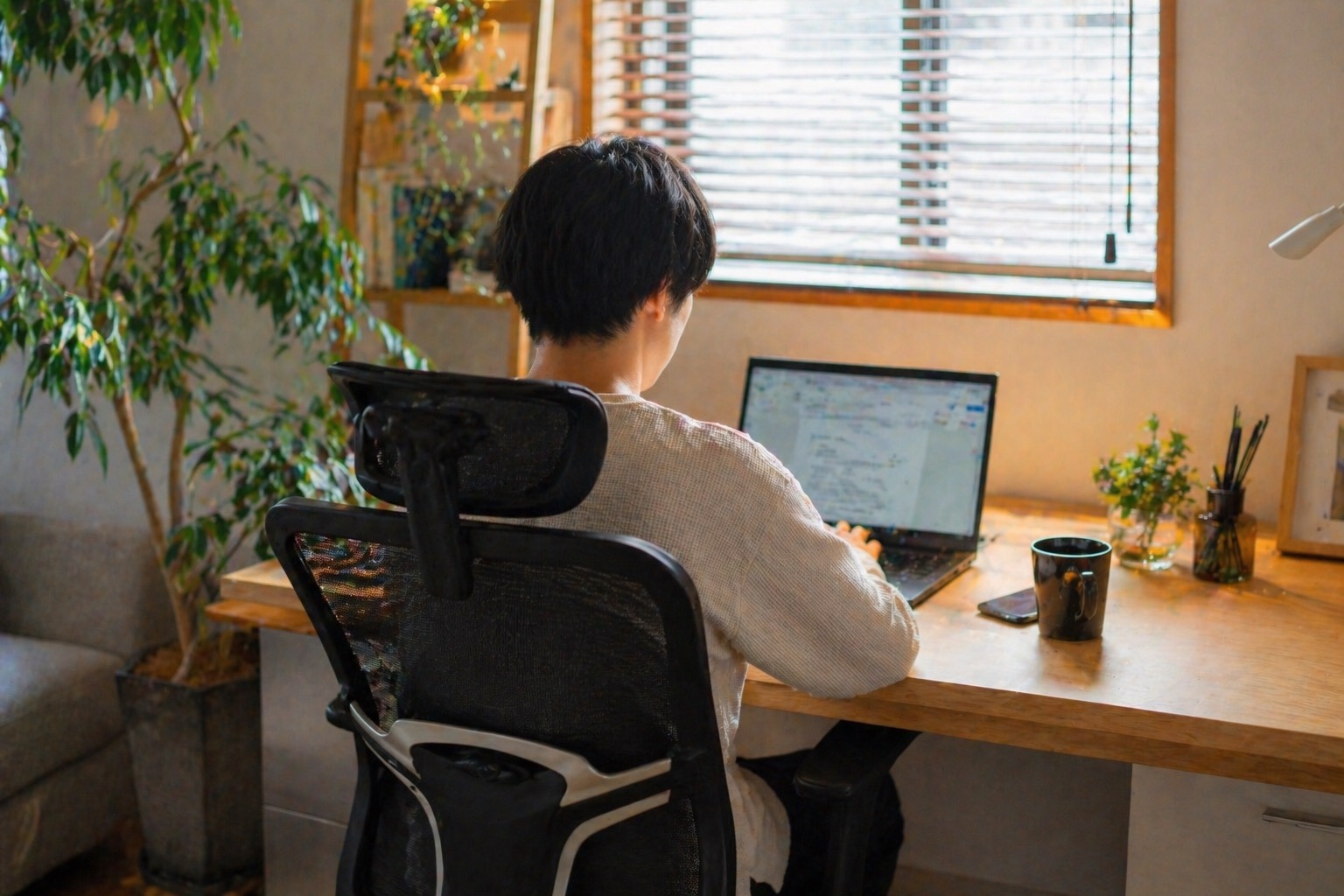 自宅でパソコンを使って作業している様子