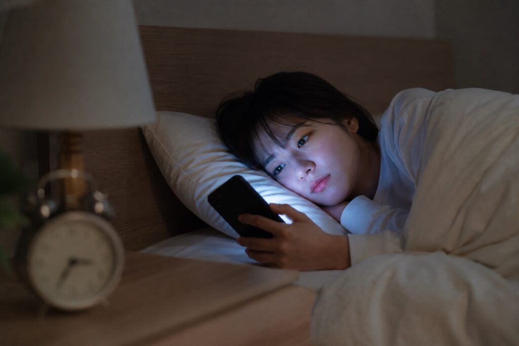 寝ることを忘れてスマホを触ってしまう